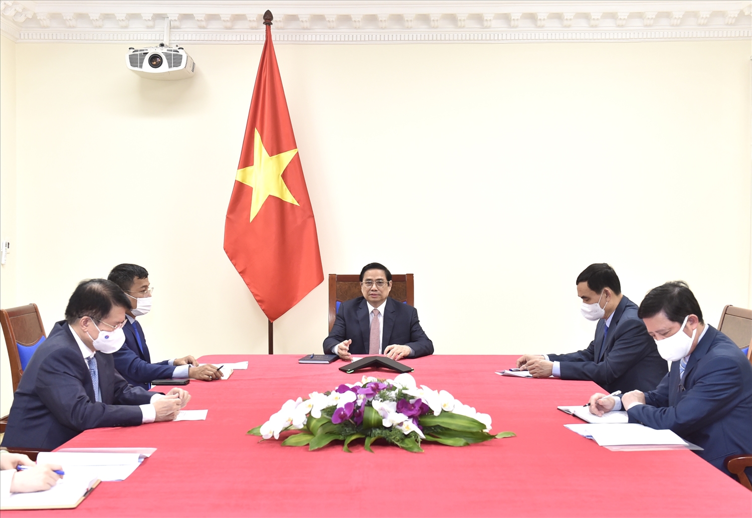 Đây là lần thứ hai trong thời gian ngắn, Thủ tướng Phạm Minh Chính trực tiếp làm việc với các đại diện cấp cao của Tập đoàn AstraZeneca để thúc đẩy việc đưa vaccine về Việt Nam. Ảnh: VGP/Nhật Bắc
