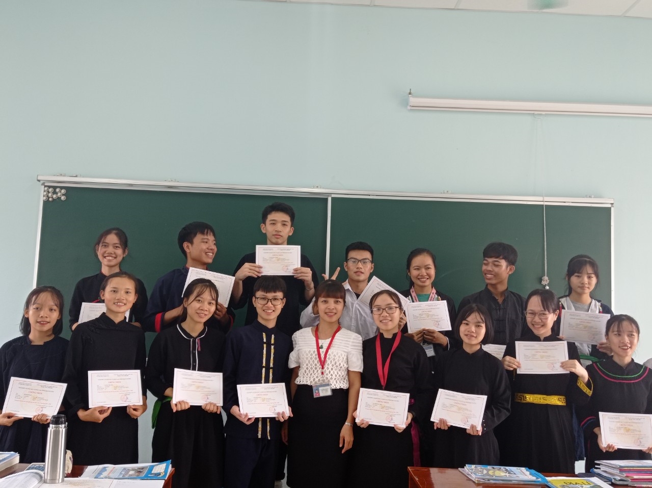 Vũ Thị Vân (hàng đầu tiên thứ hai bên phải) cùng cô giáo và các bạn học sinh 12A3