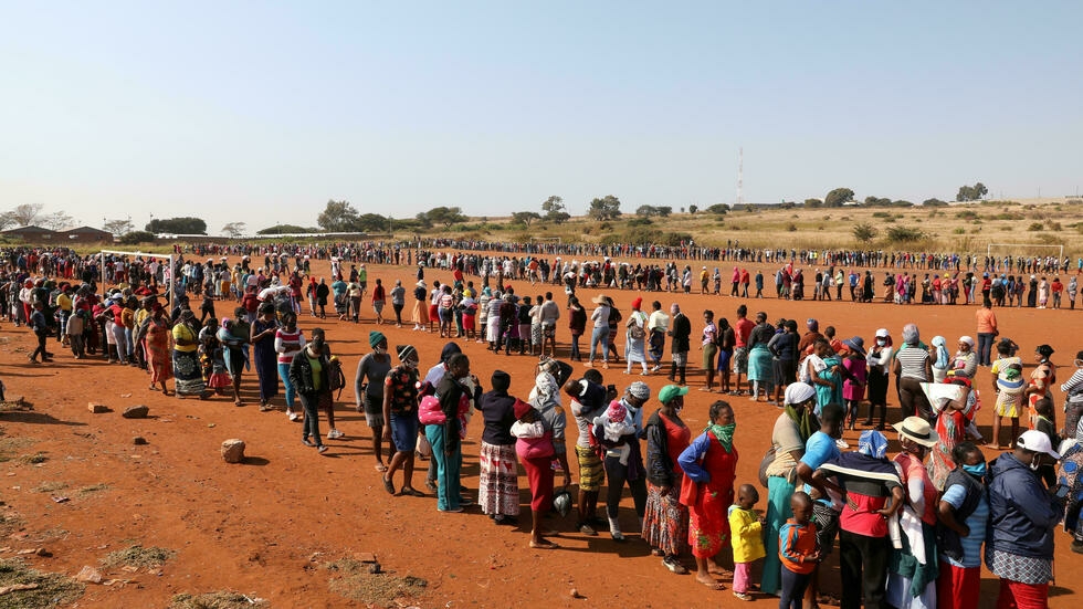 Hàng người xếp hàng chờ nhận lương thực cứu trợ vì dịch Covid-19 tại ngoại ô Petroria, Nam Phi