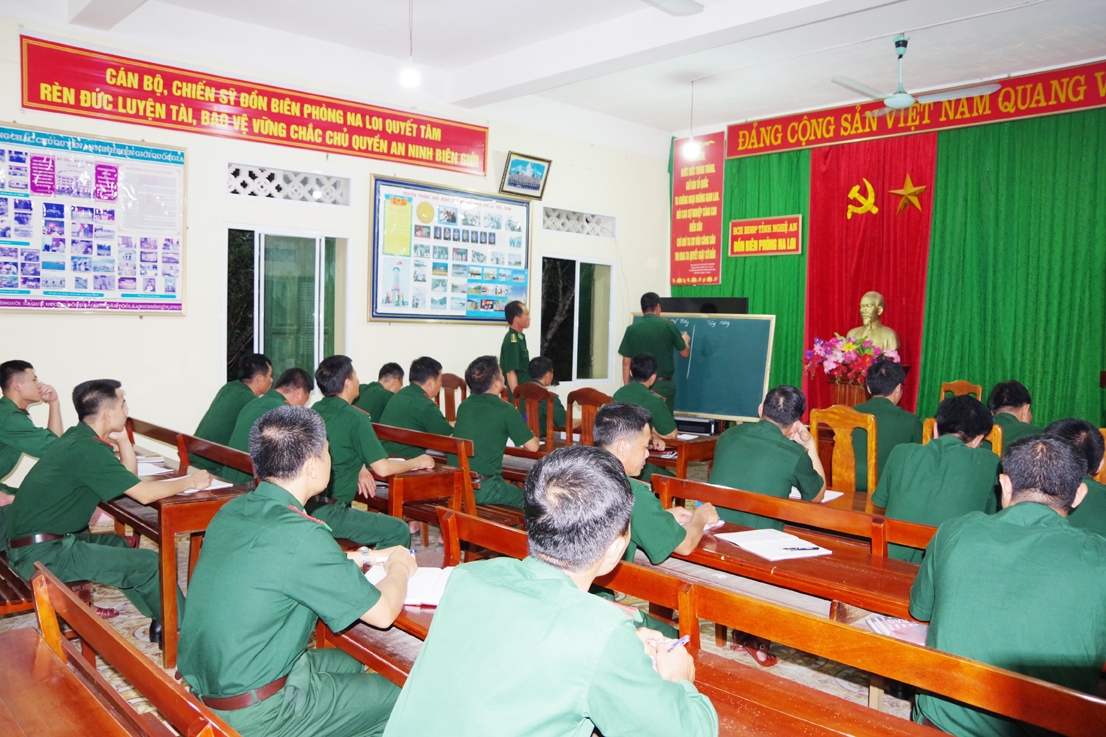 Cứ thứ Hai và thứ Năm hằng tuần, lớp học tiếng Mông của ĐBP Na Loi được tổ chức