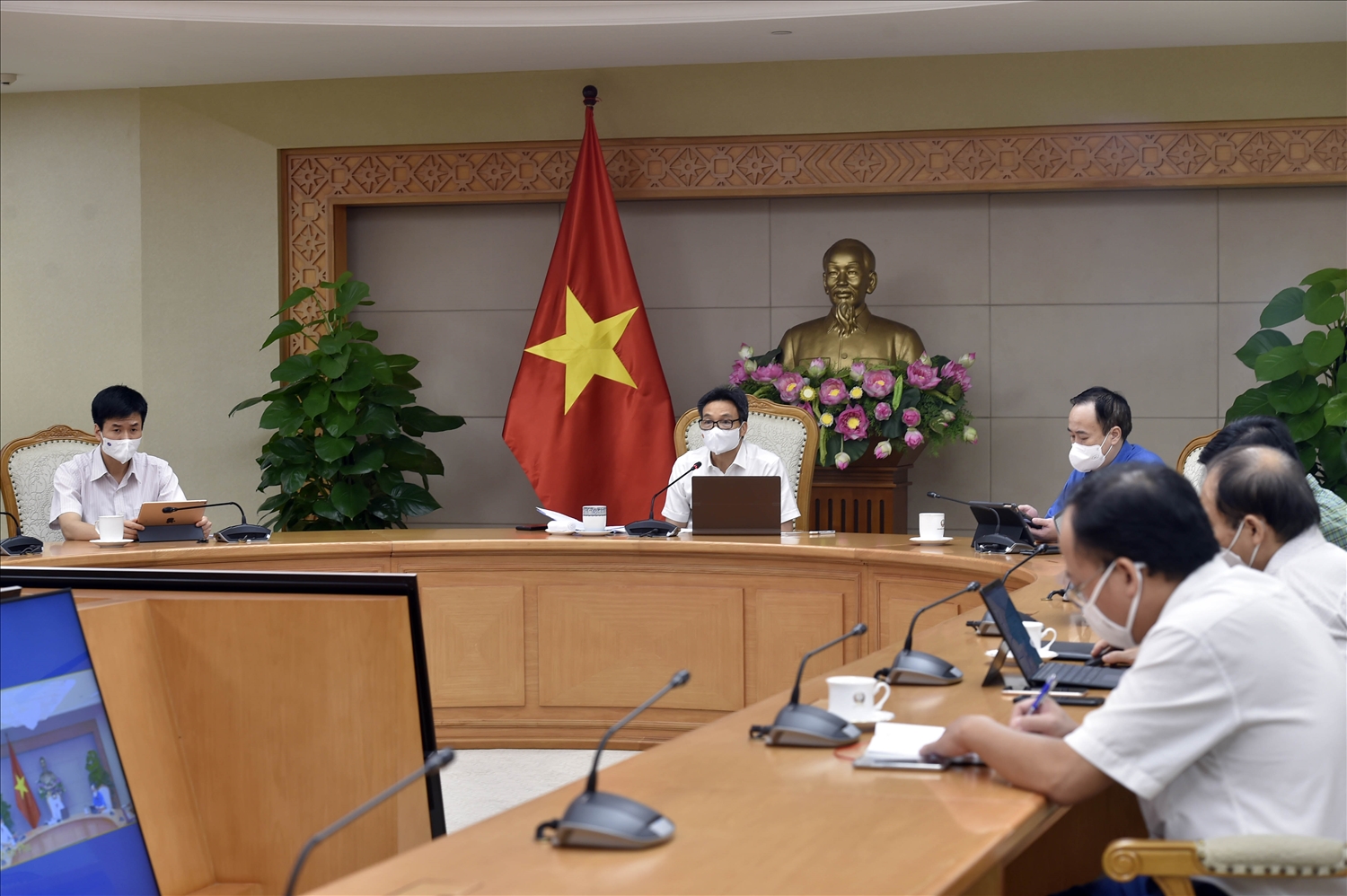 Phó Thủ tướng Vũ Đức Đam tham dự trực tuyến tại Trụ sở Chính phủ - Ảnh: VGP/Đình Nam