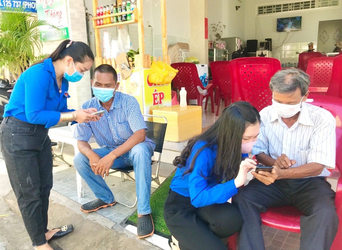 Đoàn viên, thanh niên huyện Mỹ Xuyên (Sóc Trăng) tích cực tuyên truyền, hướng dẫn người dân cài đặt các ứng dụng phòng, chống và cập nhật thông tin về tình hình dịch bệnh như cài đặt Bluezone, Tokhaiyte.