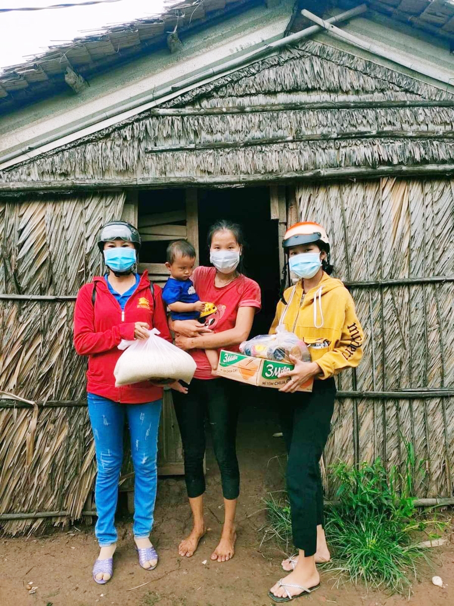 Các Hội đoàn thể xã Thuận Hưng (huyện Mỹ Tú) trao quà cho gia đình có hoàn cảnh khó khăn ảnh hưởng của dịch bệnh