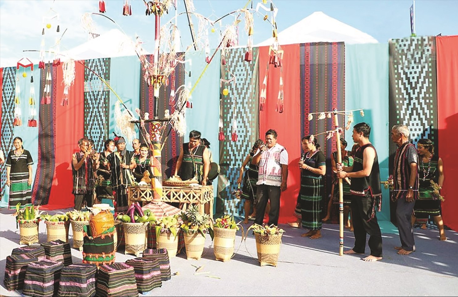 Đồng bào Mnông bon Pi Nao, xã Nhân Đạo (Đắk R’lấp) tham gia hát dân ca trong Lễ hội văn hóa thổ cẩm Việt Nam lần thứ II năm 2020. (Ảnh TL)