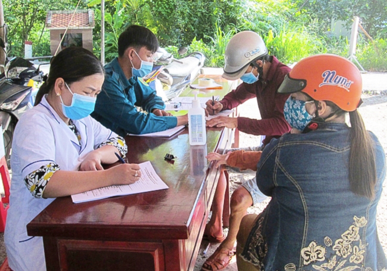 Kiểm tra thân nhiệt, khai báo y tế tại chốt kiểm soát dịch thuộc xã Tham Đôn (huyện Mỹ Xuyên)