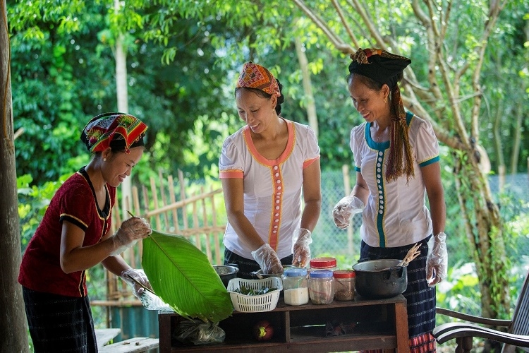 Phụ nữ dân tộc Thái Nghệ An chế biến ẩm thực