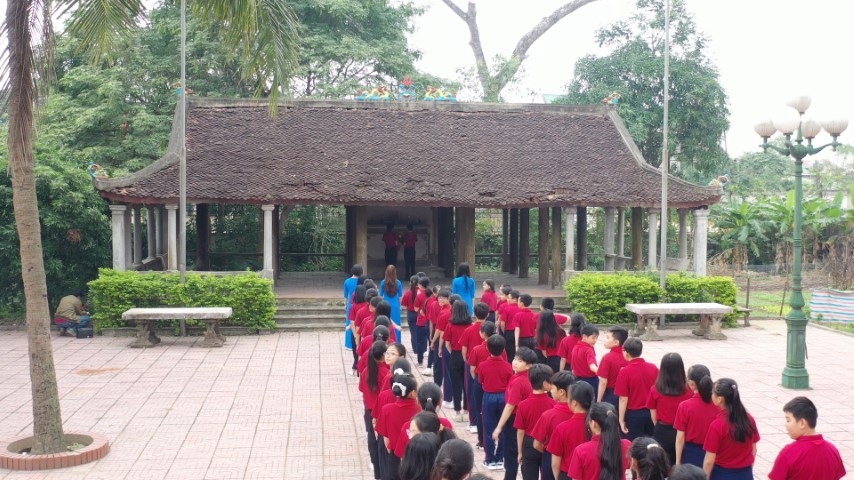 Học sinh Trường THCS Hưng Dũng (TP Vinh) thăm Đình Trung – chứng tích lịch sử đặc biệt của Làng Đỏ anh hùng.