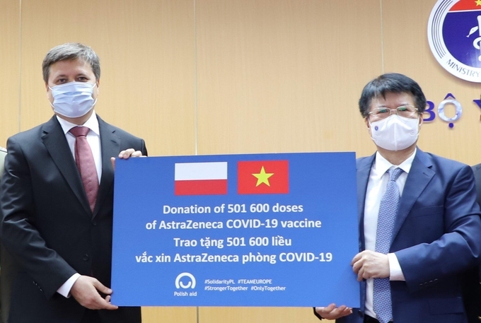 Thứ trưởng Trương Quốc Cường (phải) tiếp nhận 501.600 liều vaccine AstraZeneca do Ba Lan viện trợ, sáng 23/8. Ảnh: Trần Minh