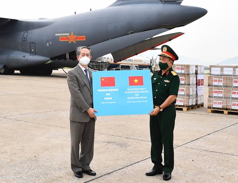Đại sứ Hùng Ba trao biểu tượng lô vắc-xin do Bộ Quốc phòng Trung Quốc trao tặng Bộ Quốc phòng Việt Nam