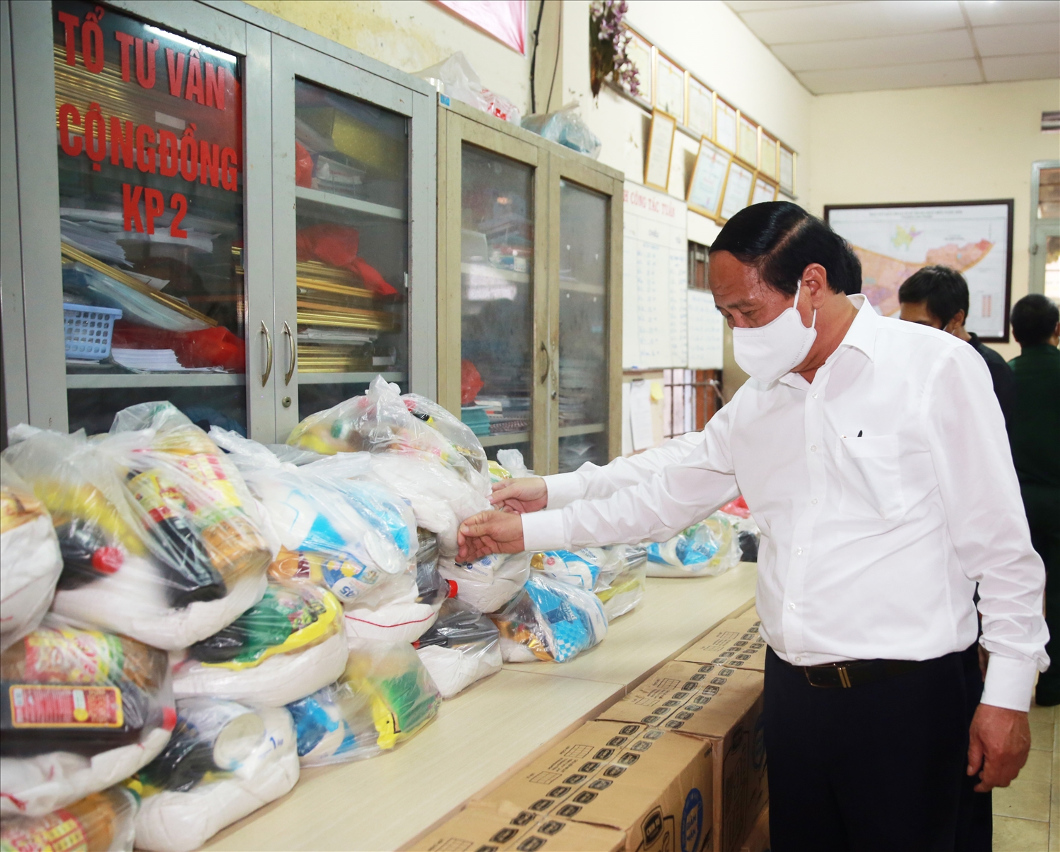 Phó Thủ tướng Lê Văn Thành kiểm tra hàng hóa, nhu yếu phẩm chuẩn bị hỗ trợ cho người dân. Ảnh: VGP/Đức Tuân