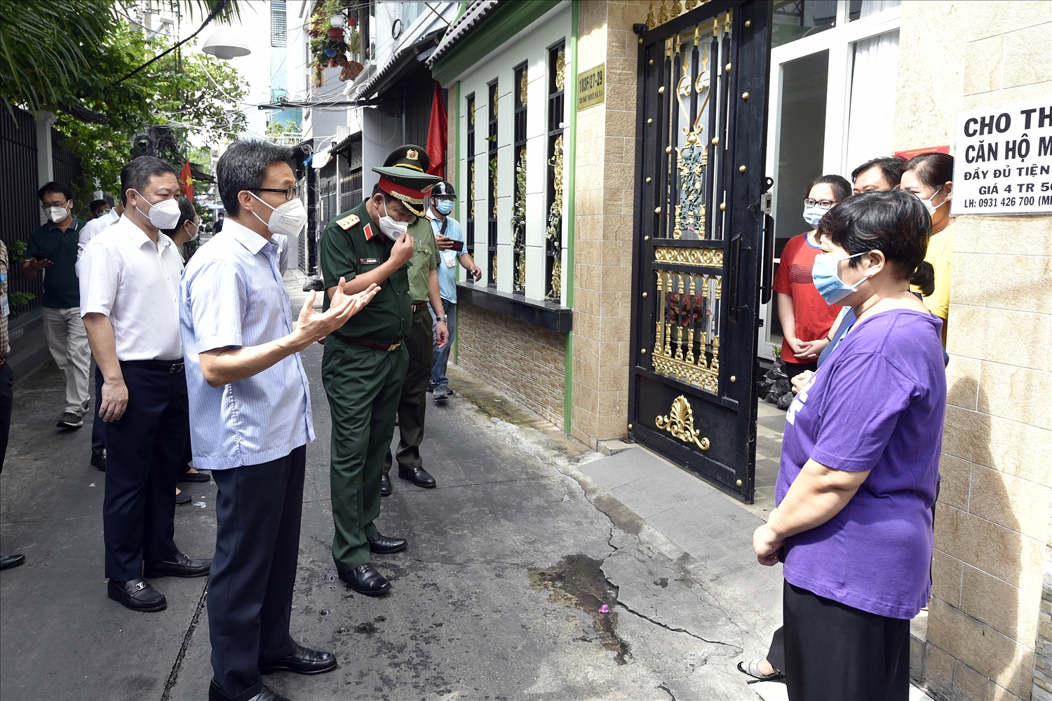 Phó Thủ tướng trò chuyện với gia đình anh Nguyễn Khắc Hiếu có người nhiễm COVID-19 đang điều trị tại nhà ở hẻm 76, đường Tôn Thất Thuyết, Quận 4. Ảnh: VGP/Đình Na