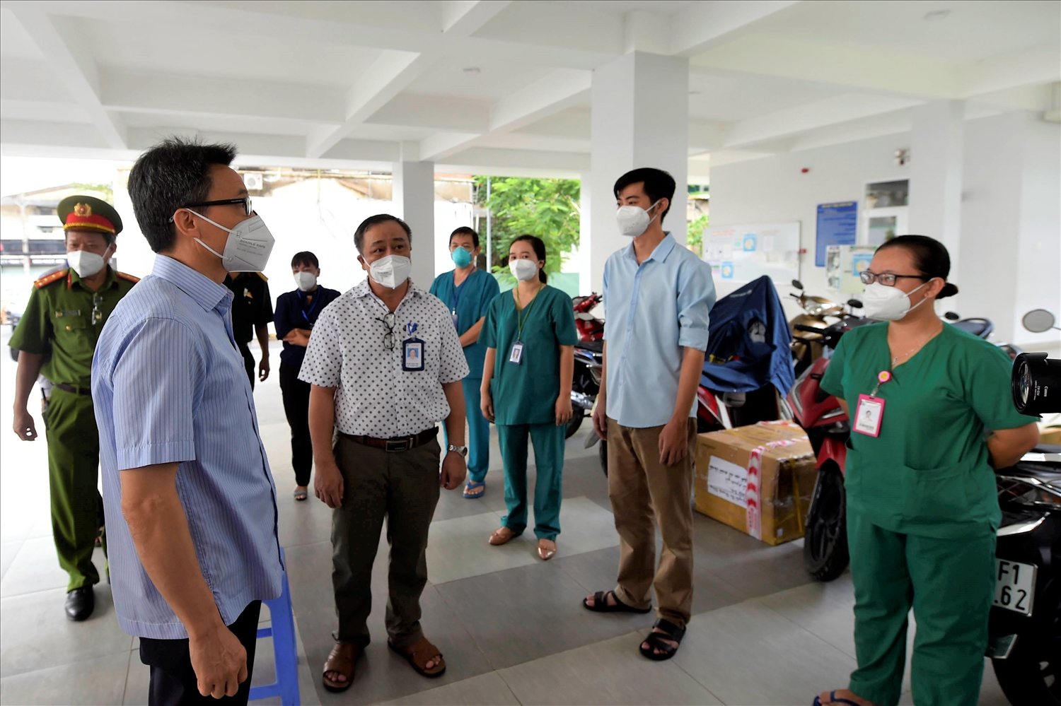 Phó Thủ tướng thăm một cơ sở tiếp nhận F0 không triệu chứng trên địa bàn Quận 4. Ảnh: VGP/Đình nam