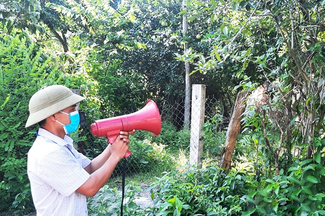 Cán bộ thôn Tà Lang (xã Hòa Bắc) tuyên truyền, vận động người dân chấp hành các quy định phòng, chống dịch