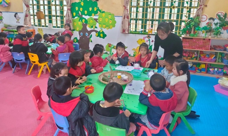 Trước khi vào lớp 1, trẻ cần được tăng cường kiến thức kĩ năng phù hợp (Trong ảnh: HS Trường Mầm non Nậm Chảy, huyện Mường Khương, Lào Cai). Ảnh: NTCC