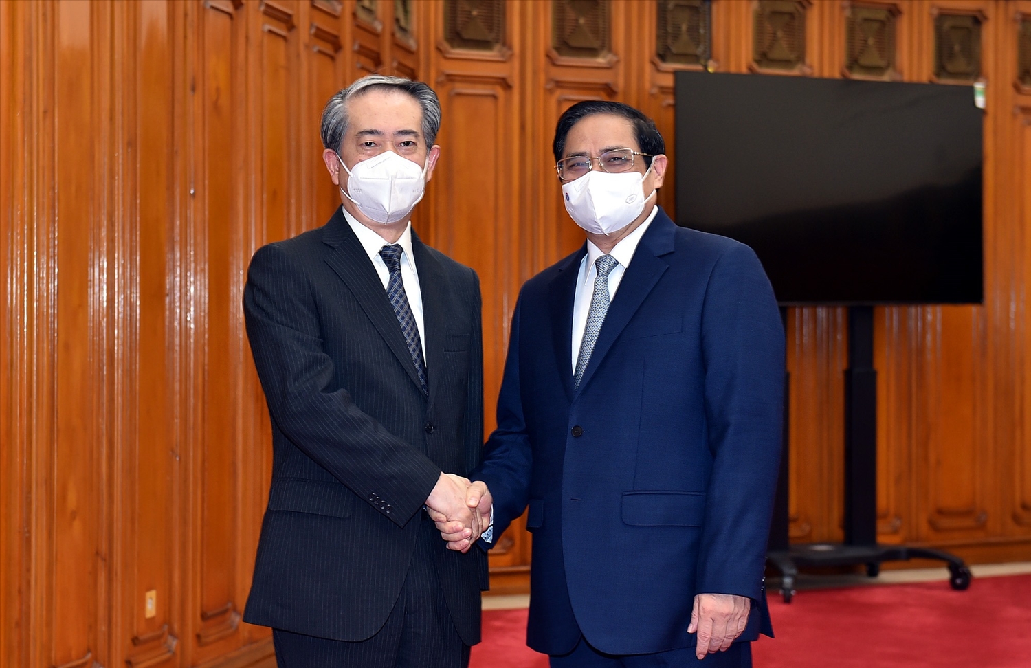 Thủ tướng Chính phủ Phạm Minh Chính và Đại sứ Trung Quốc tại Việt Nam Hùng Ba. Ảnh: VGP/Nhật Bắc