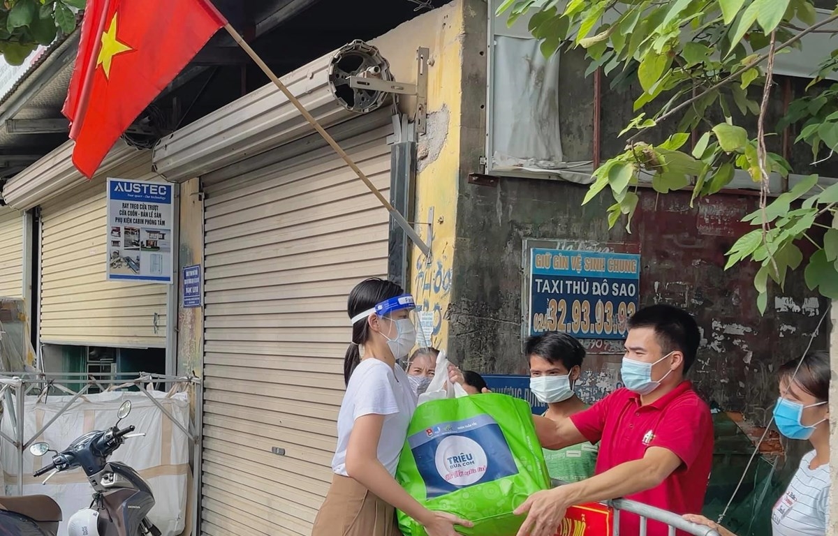Hoa Hậu Đỗ Thị Hà tặng quà cho người dân nghèo ở TP. Hồ Chí Minh. (Ảnh: CTV/Vietnam+)