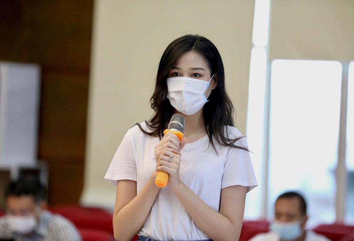 Hoa hậu Đỗ Thị Hà phát biểu tại chương trình thiện nguyện 'Cùng Tiền Phong tiếp sức tuyến đầu chống dịch Covid-19'
