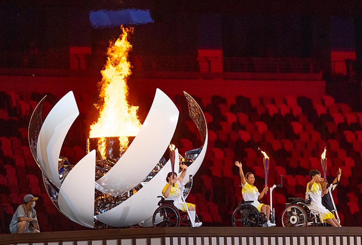 Các VĐV Nhật Bản thắp sáng ngọn đuốc Paralympic Tokyo 2020 trên đài lửa SVĐ Olympic. Ảnh: paralympic.org