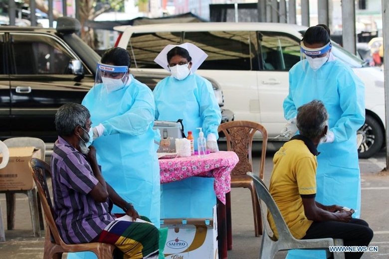 Nhân viên y tế tiêm vaccine ngừa COVID-19 cho người dân ở thủ đô Colombo của Sri Lanka , ngày 24/8/2021. (Ảnh: xinhua)