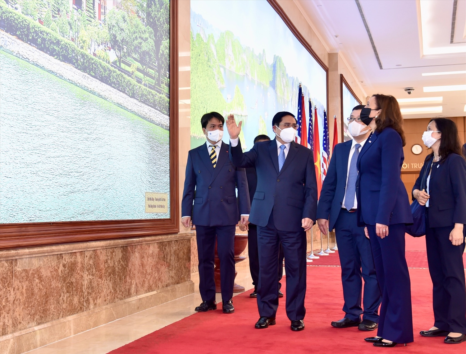 Thủ tướng Phạm Minh Chính giới thiệu với Phó Tổng thống Hoa Kỳ những hình ảnh về đất nước, con người Việt Nam