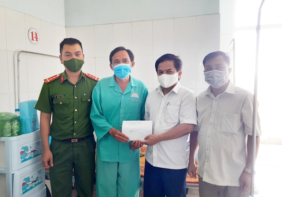 Chủ tịch UBND huyện Hướng Hóa Đặng Trọng Vân và lãnh đạo Công an huyện Hướng Hóa thăm, động viên cán bộ Công an đang điều trị tại Bệnh viện tỉnh Quảng Trị