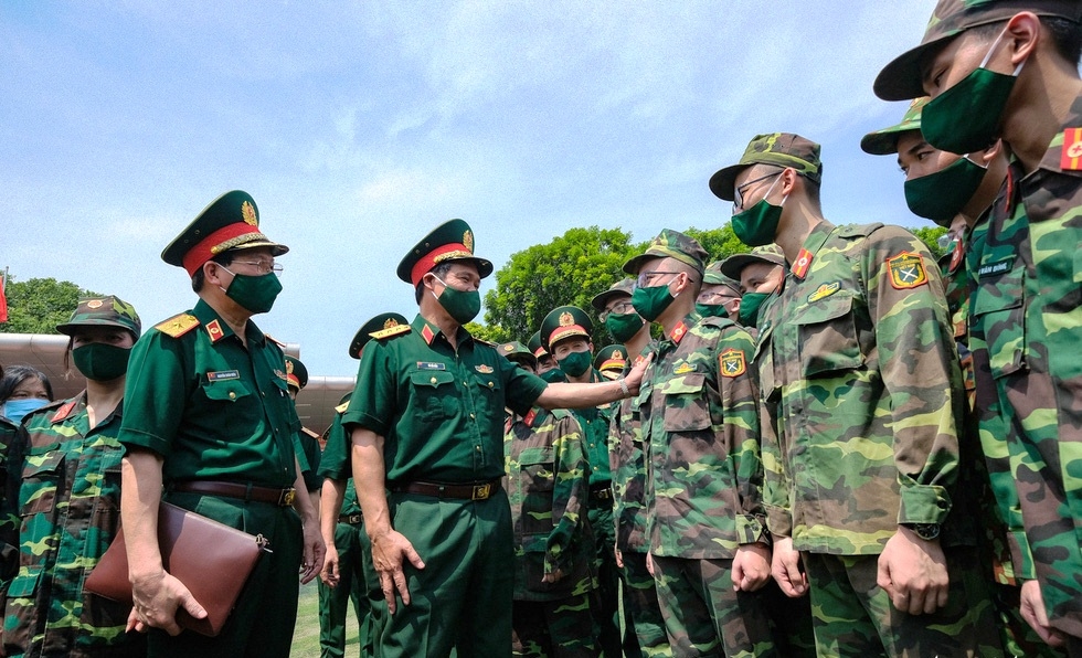 Thượng tướng Vũ Hải San - Thứ trưởng Bộ Quốc phòng động viên đoàn trước lúc lên đường làm nhiệm vụ chống dịch ở các tỉnh phía Nam