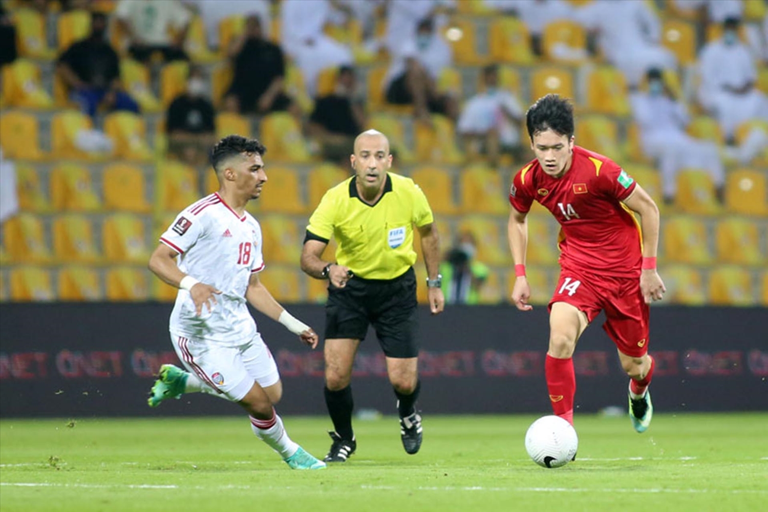 Trận đấu giữa tuyển Việt Nam với Saudi Arabia diễn ra lúc nửa đêm. Ảnh: VFF