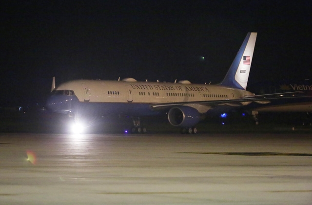Chuyên cơ chở Phó Tổng thống Hoa Kỳ Kamala Harris đáp xuống Sân bay Quốc tế Nội Bài, Hà Nội. Ảnh: TTXVN