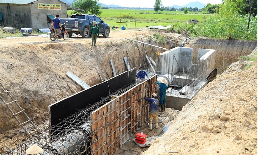 Công nhân lắp đặt cống nước tại công trường hồ Ba Khe