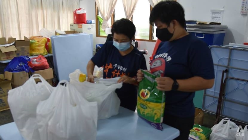Theresa Lim và trợ lý của cô đóng gói nhu yếu phẩm để hỗ trợ những người dân khó khăn ở Kampung Cempaka, Petaling Jaya