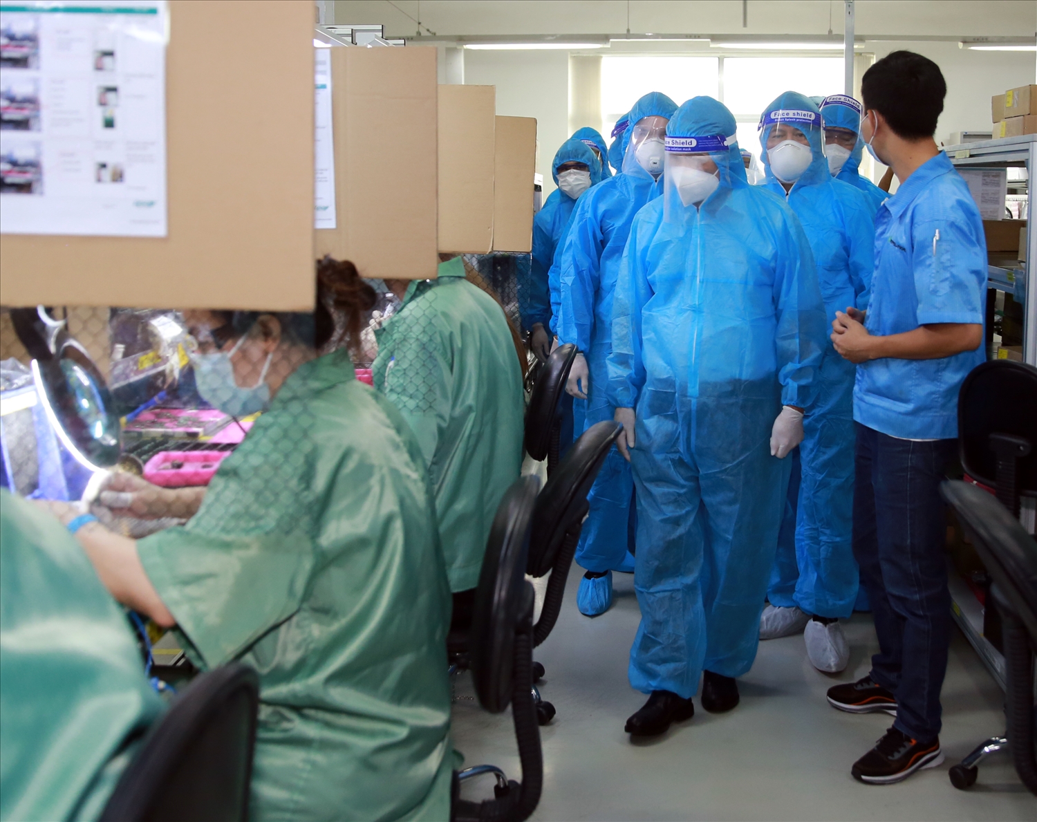 Phó Thủ tướng Lê Văn Thành kiểm tra tình hình sản xuất của Công ty Pepperl+Fuchs tại Khu chế xuất Tân Thuận. Ảnh VGP/Đức Tuân