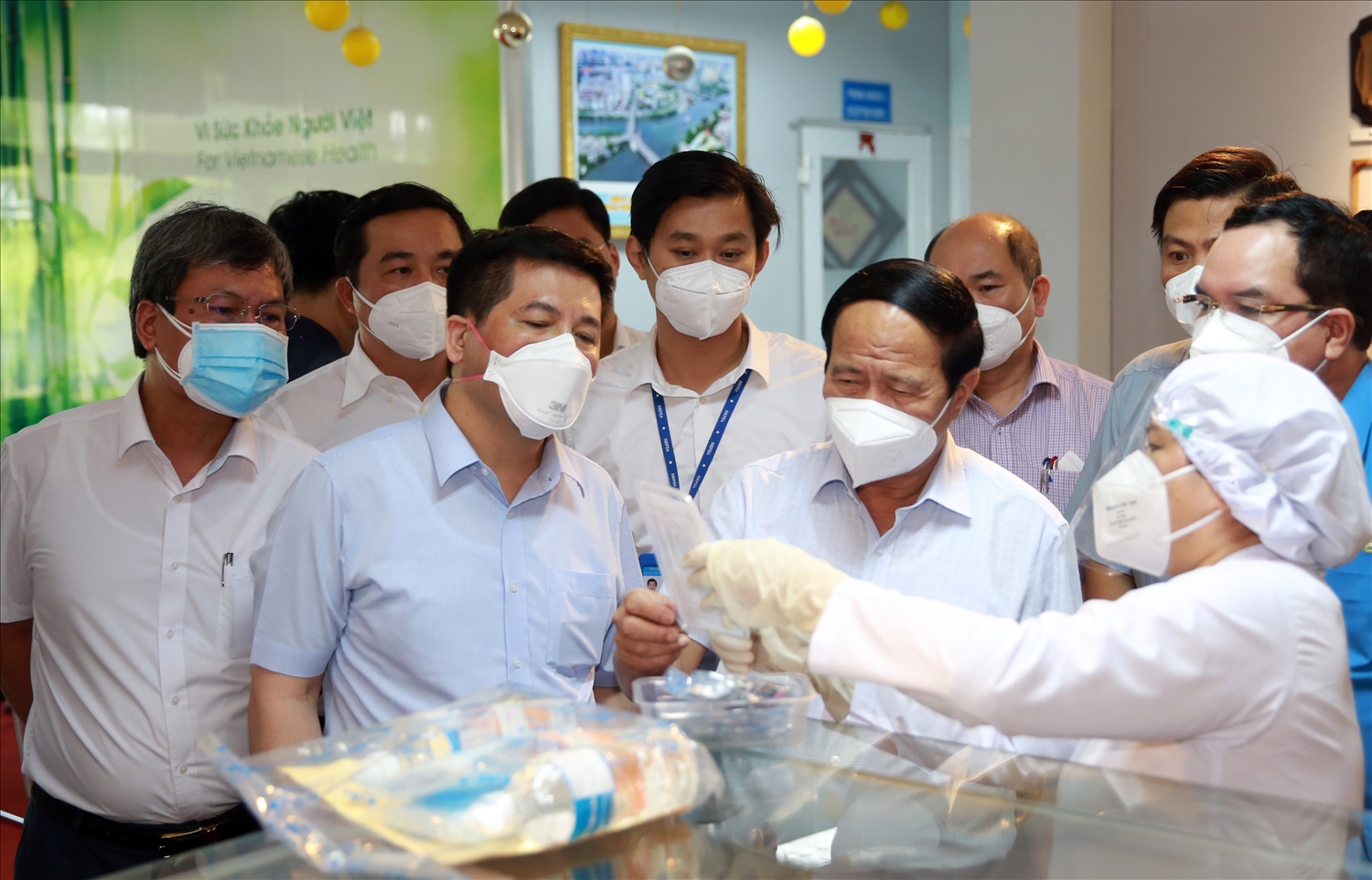 Phó Thủ tướng Lê Văn Thành nghe lãnh đạo Công ty An Thiên giới thiệu về túi thuốc an sinh mà công ty chuẩn bị cho các F0 tự điều trị. Ảnh VGP/Đức Tuân