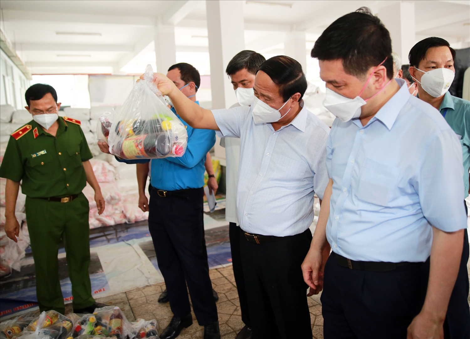 Phó Thủ tướng xem túi thực phẩm được chuẩn bị để phát cho người dân. Ảnh VGP/Đức Tuân