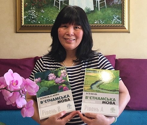 Cô giáo Hà Thị Vân Anh và những cuốn sách tiếng Việt song ngữ. (Ảnh: NVCC)