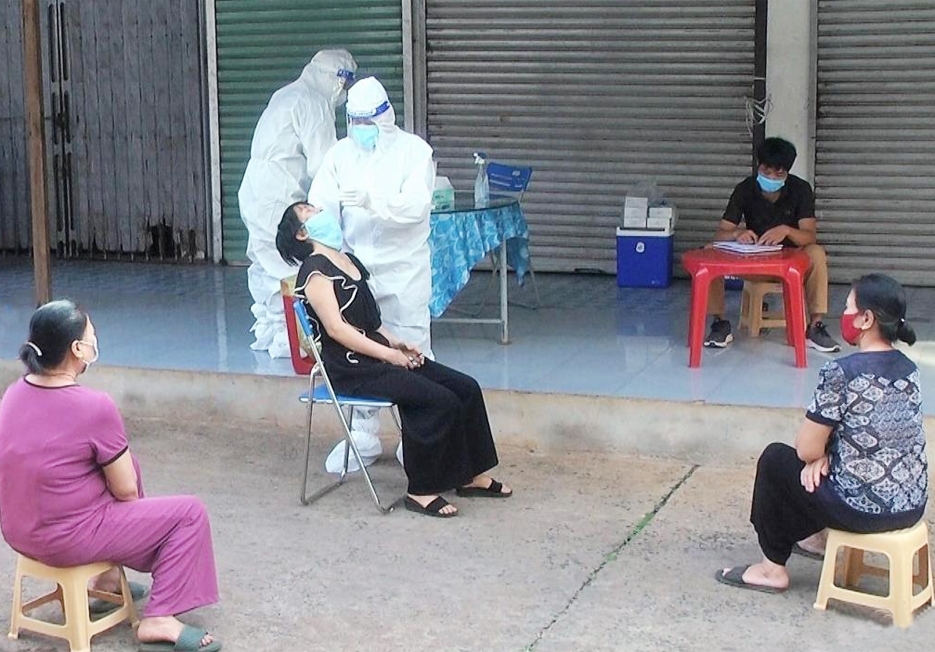 Trung tâm Y tế huyện Ea Kar lấy mẫu test nhanh SARS-CoV-2 cho các tiểu thương tại chợ trung tâm huyện Ea Kar. (Ảnh minh họa)