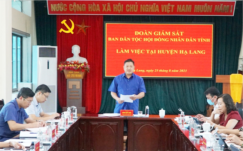 Trưởng Ban Dân tộc HĐND tỉnh Bàn Quý Sơn phát biểu kết luận buổi giám sát