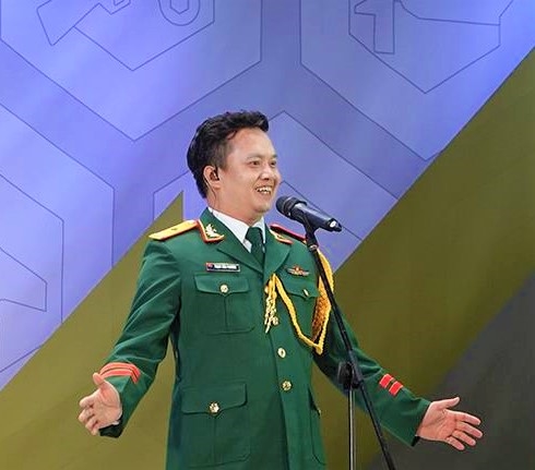 Thiếu tá Trịnh Phương tự tin trong phần thi hát tại Army Games 2021 (Ảnh BND)