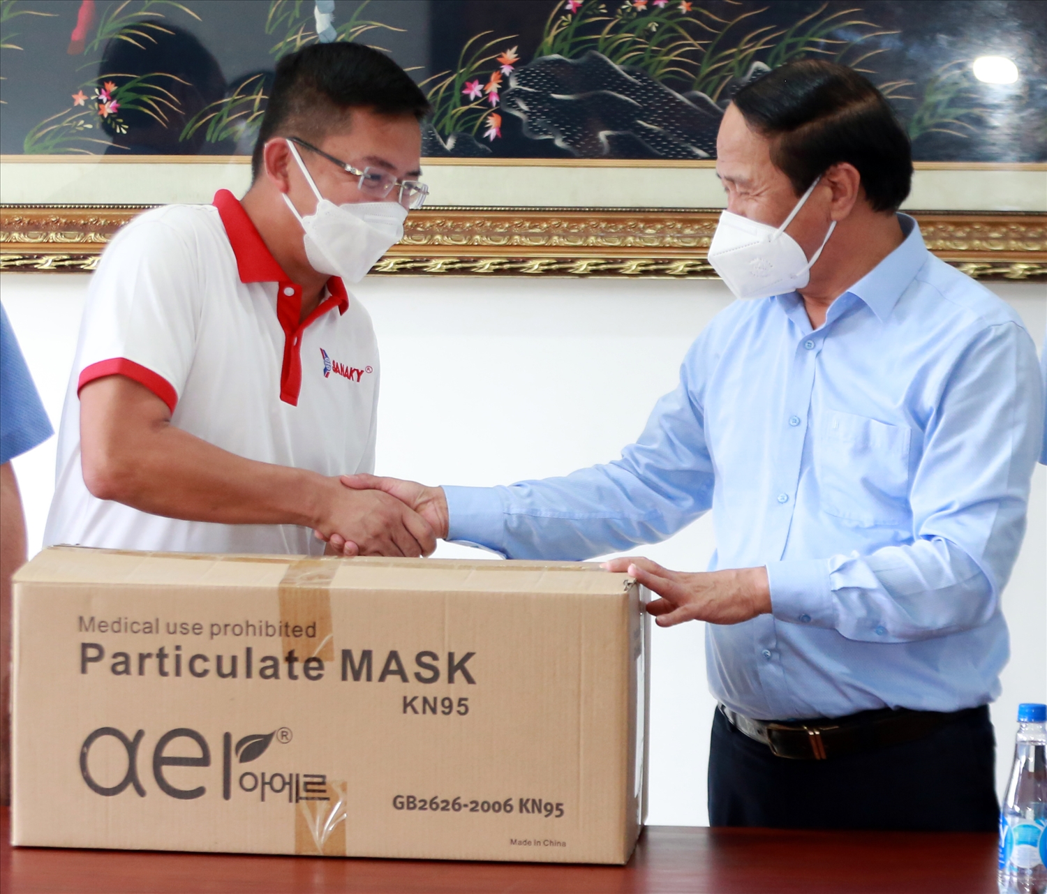 Phó Thủ tướng Lê Văn Thành tặng khẩu trang cho người lao động của Công ty Sanaky - Ảnh VGP/Đức Tuân