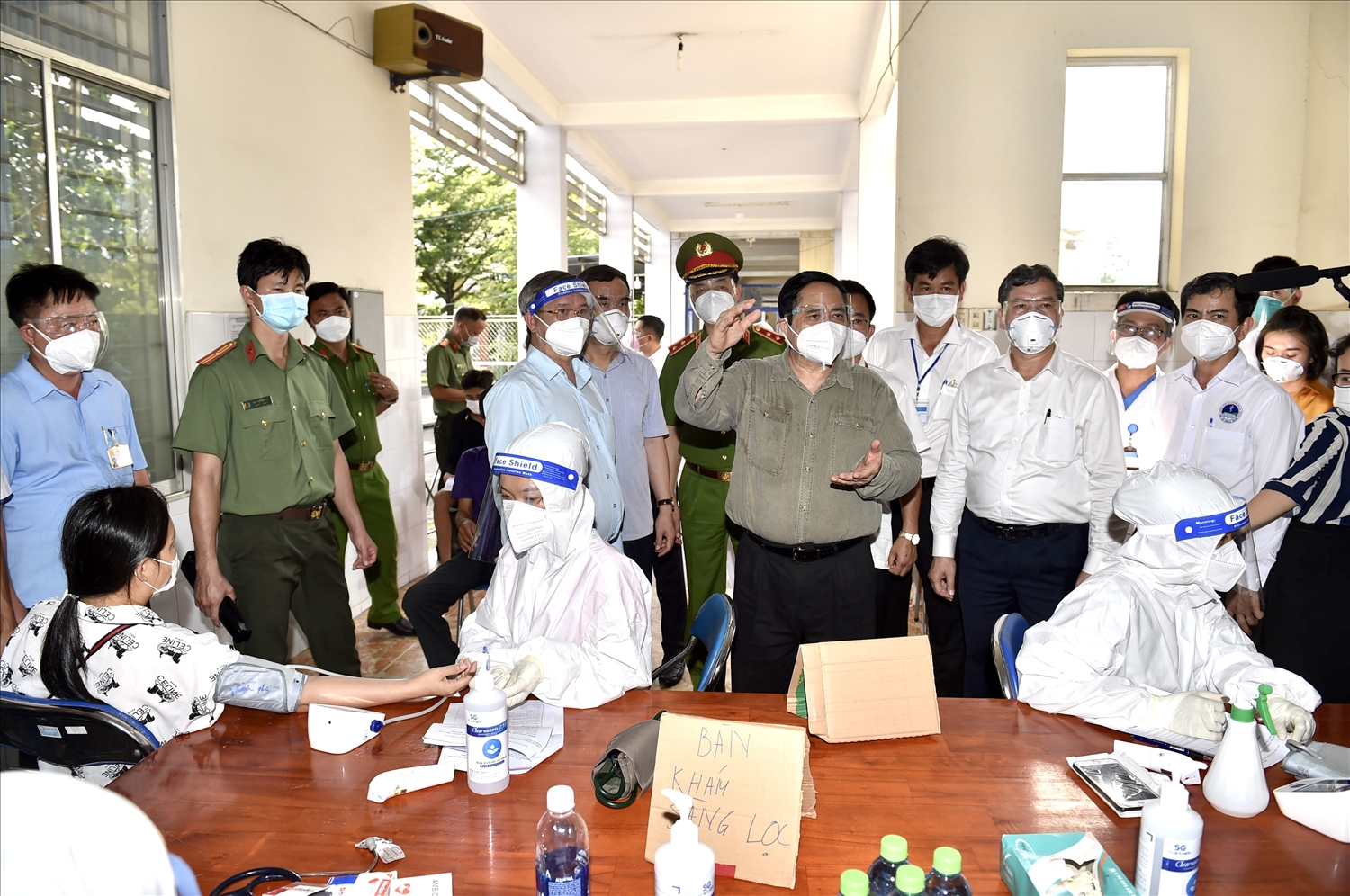 Thủ tướng nói chuyện và động viên người dân đang được tiêm vaccine tại Bệnh viện đa khoa huyện Vĩnh Cửu. (Ảnh: VGP/Nhật Bắc)