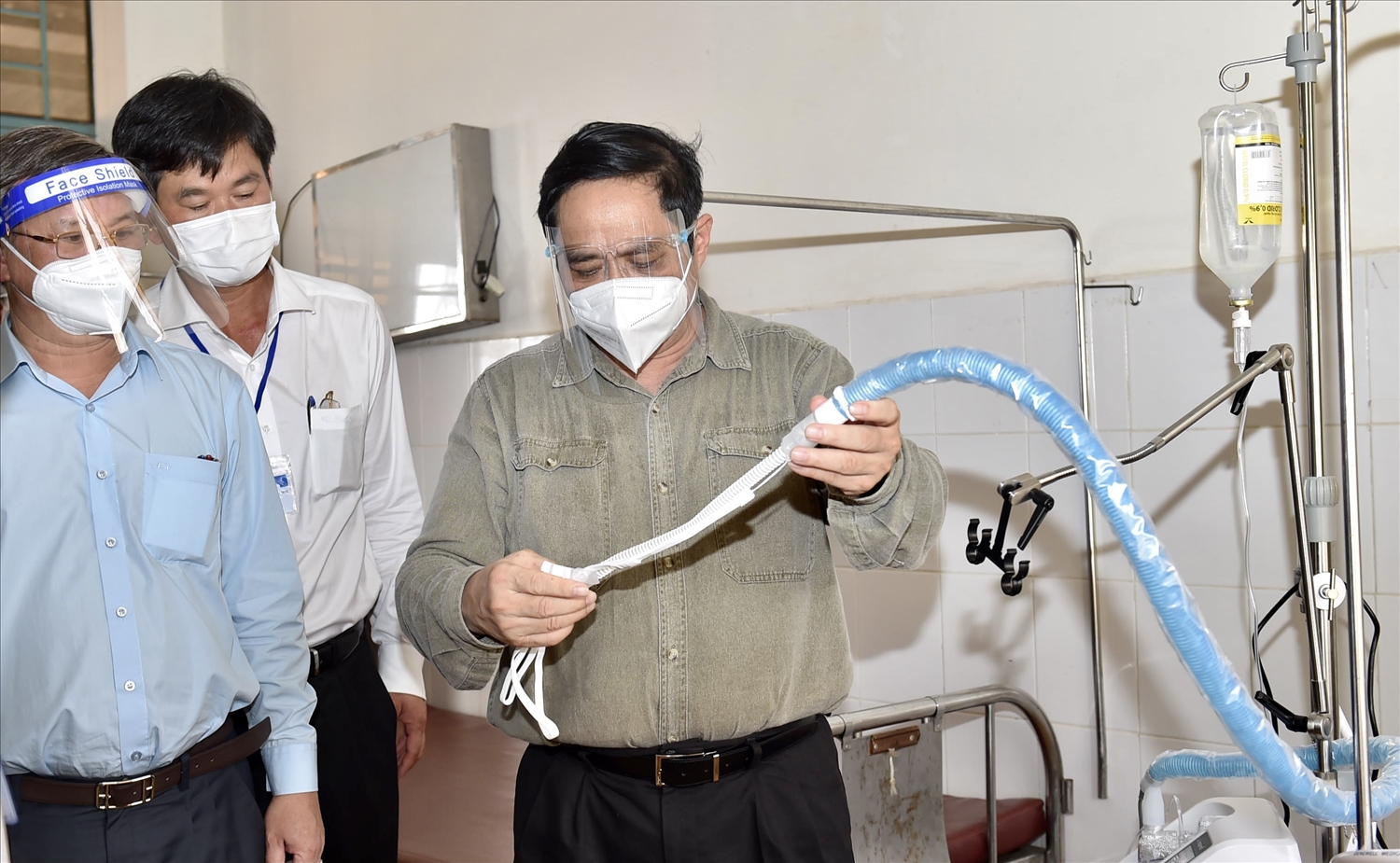 Thăm Bệnh viện Đa khoa huyện Vĩnh Cửu, Thủ tướng kiểm tra thiết bị cung cấp ô xy tại đây. (Ảnh: VGP/Nhật Bắc)