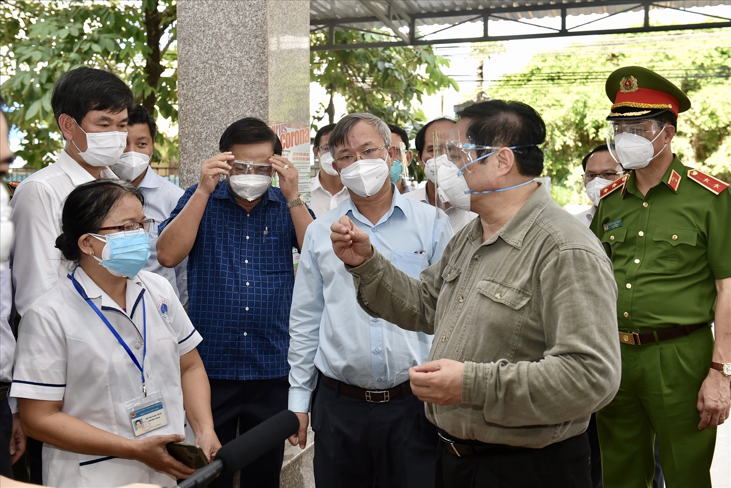 Thủ tướng tới thăm Trạm Y tế xã Bình Hòa, huyện Vĩnh Cửu. (Ảnh: VGP/Nhật Bắc)