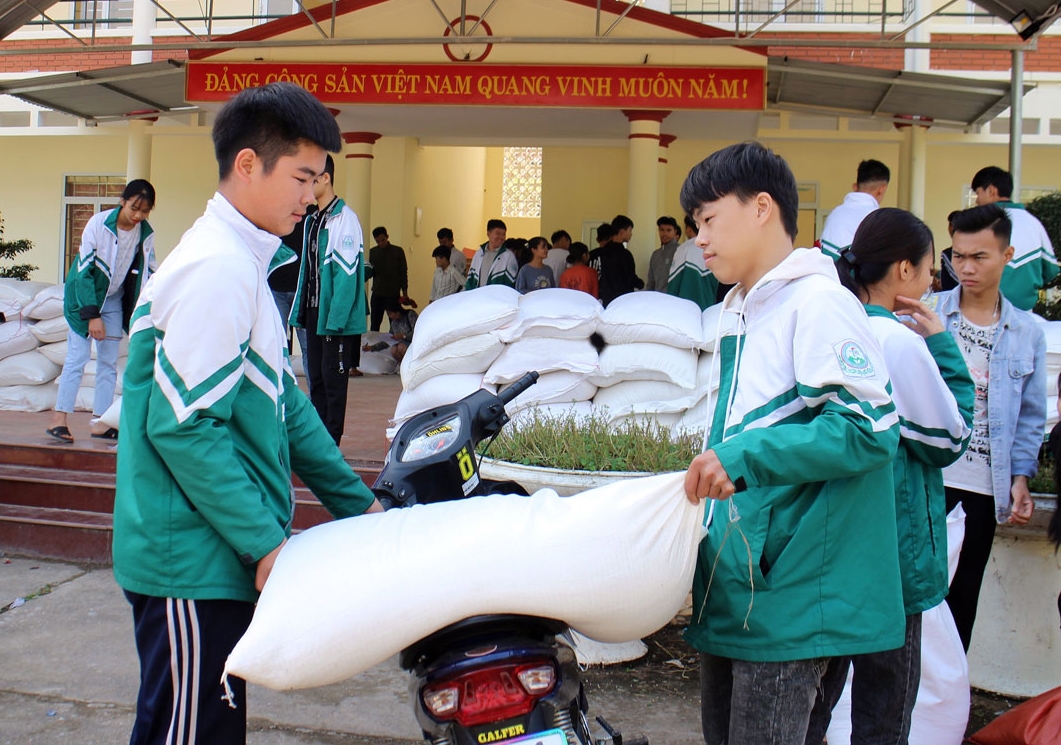 Học sinh khó khăn của Trường THPT Trần Phú (Võ Nhai) nhận gạo hỗ trợ hàng tháng. (Ảnh chụp trước ngày 27/4/2021)