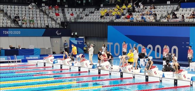 Trịnh Thị Bích Như cùng các VĐV tranh tài ở nội dung 100m ếch nữ, hạng thương tật SB5 tại Paralympic Tokyo 2020. Ảnh: TTXVN 