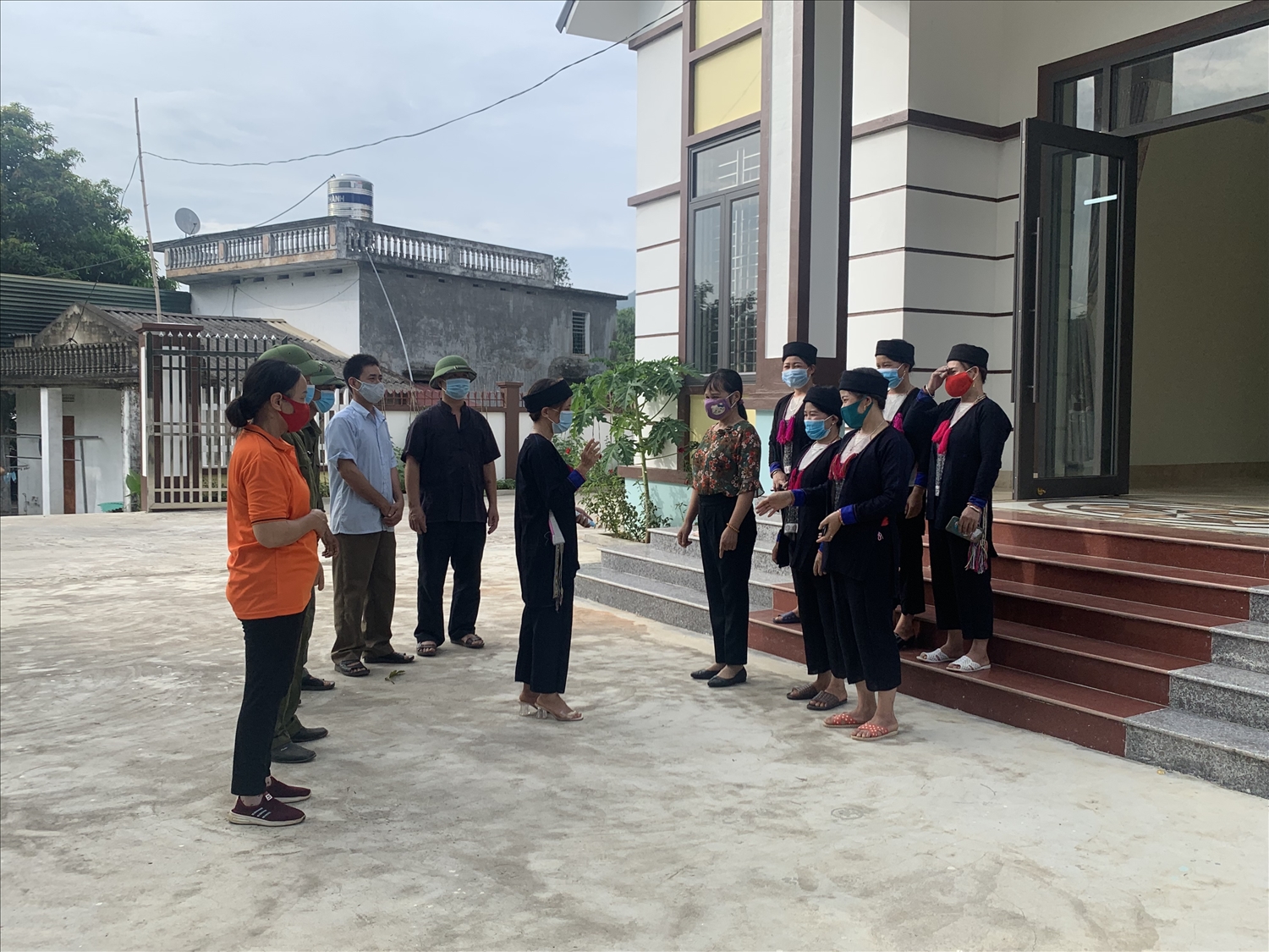 Các thành viên Tổ truy vết thôn Mai Hồng 1, xã Tân An, huyện Văn Bàn trao đổi trước khi làm nhiệm vụ