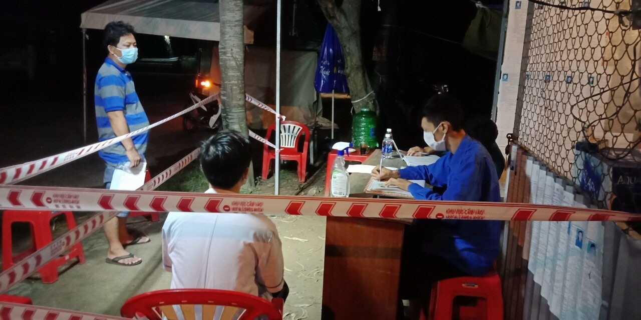 Lực lượng chức năng kiểm tra khai báo y tế tại chốt T5, xã Kiên Bình, huyện Kiên Lương
