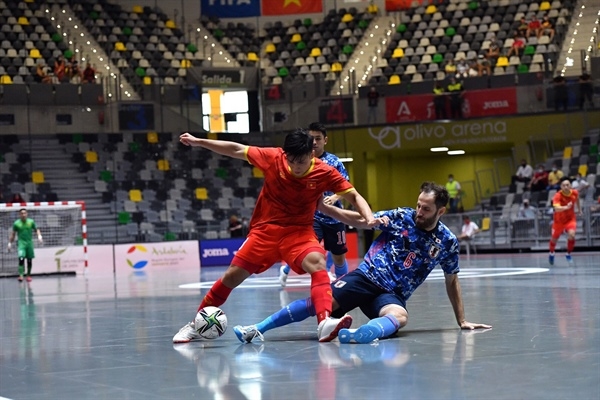Tuyển Futsal Việt Nam (áo đỏ) đã có màn trình diễn tốt trước đội bóng hàng đầu châu Á. Ảnh: VFF