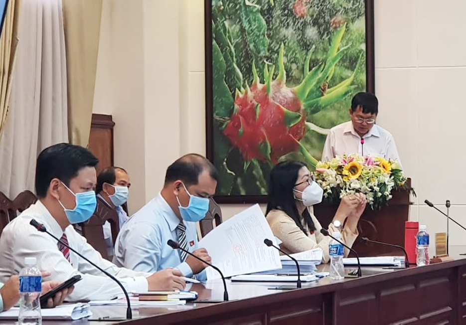 Ông Nguyễn Minh Tân - Trưởng Ban Dân tộc tỉnh Bình Thuận thừa ủy quyền của Chủ tịch UBND tỉnh trình bày tờ trình đề nghị HĐND tỉnh phê duyệt Nghị quyết