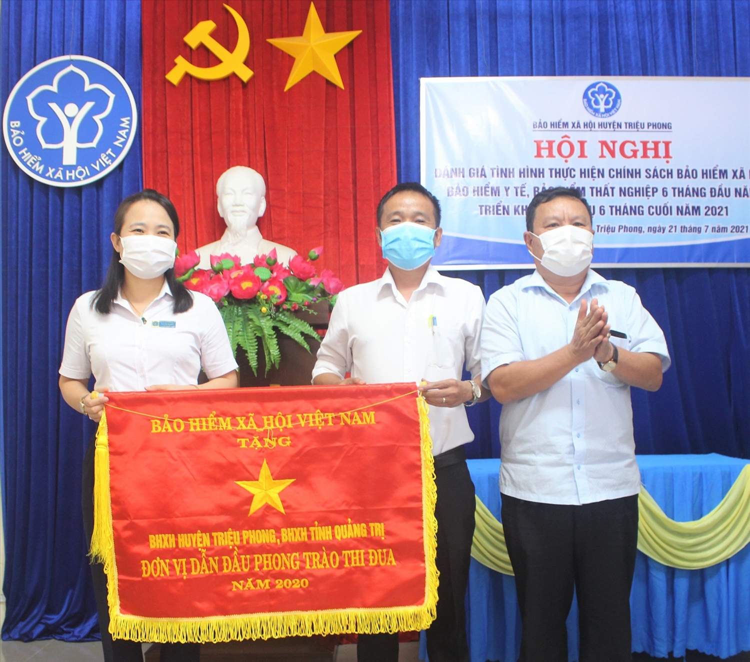 Bảo hiểm xã hội huyện Vĩnh Linh vinh dự nhận cờ thi đua của Bảo hiểm xã hội Việt Nam