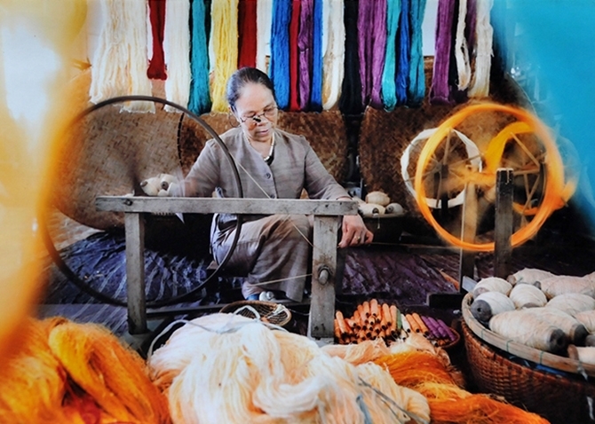  Người dân vùng quê này rất tự hào khi nghệ nhân Phan Thị Thuận đã nghiên cứu và dệt được lụa từ tơ sen. Điều mà bất cứ nền công nghiệp nào khó có thể thay thế được sức sáng tạo, sự tài hoa của người thợ thủ công Việt Nam