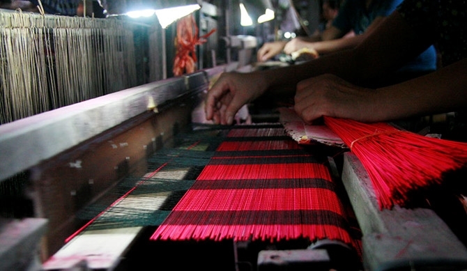  Sản phẩm truyền thống không chỉ được tiêu thụ trong nước mà còn được xuất khẩu ra nước ngoài - Ảnh: Dệt mành xuất khẩu ở làng dệt Hồi Quan (Từ Sơn - Bắc Ninh)